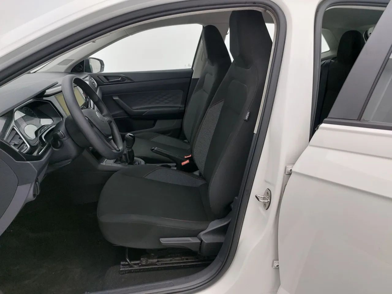 Volkswagen Polo Track 1.0 Flex 12V 5p, foto 16 de 18