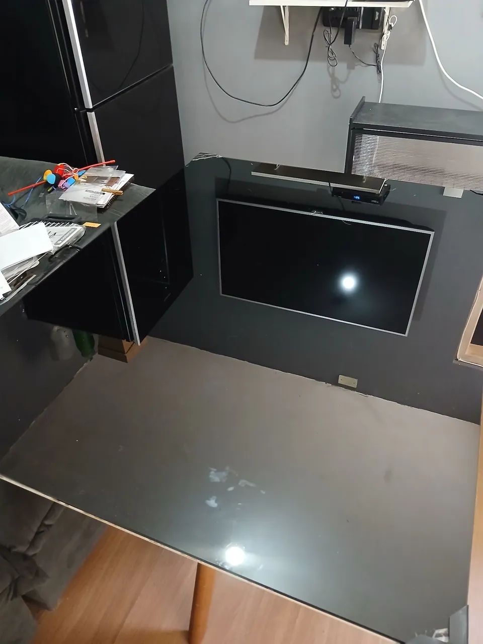 MESA PARA 4 CADEIRAS COM TAMPO DE VIDRO PRETO,  - Foto 2