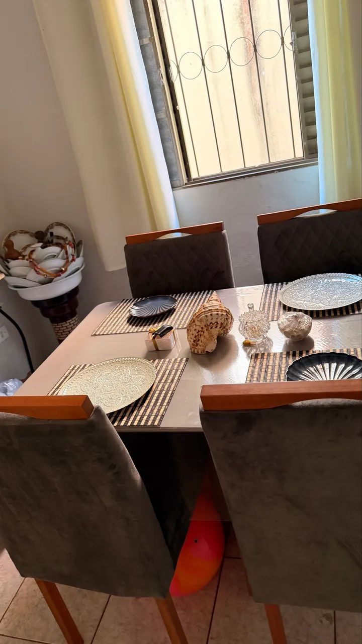 Mesa de jantar 4 cadeiras 