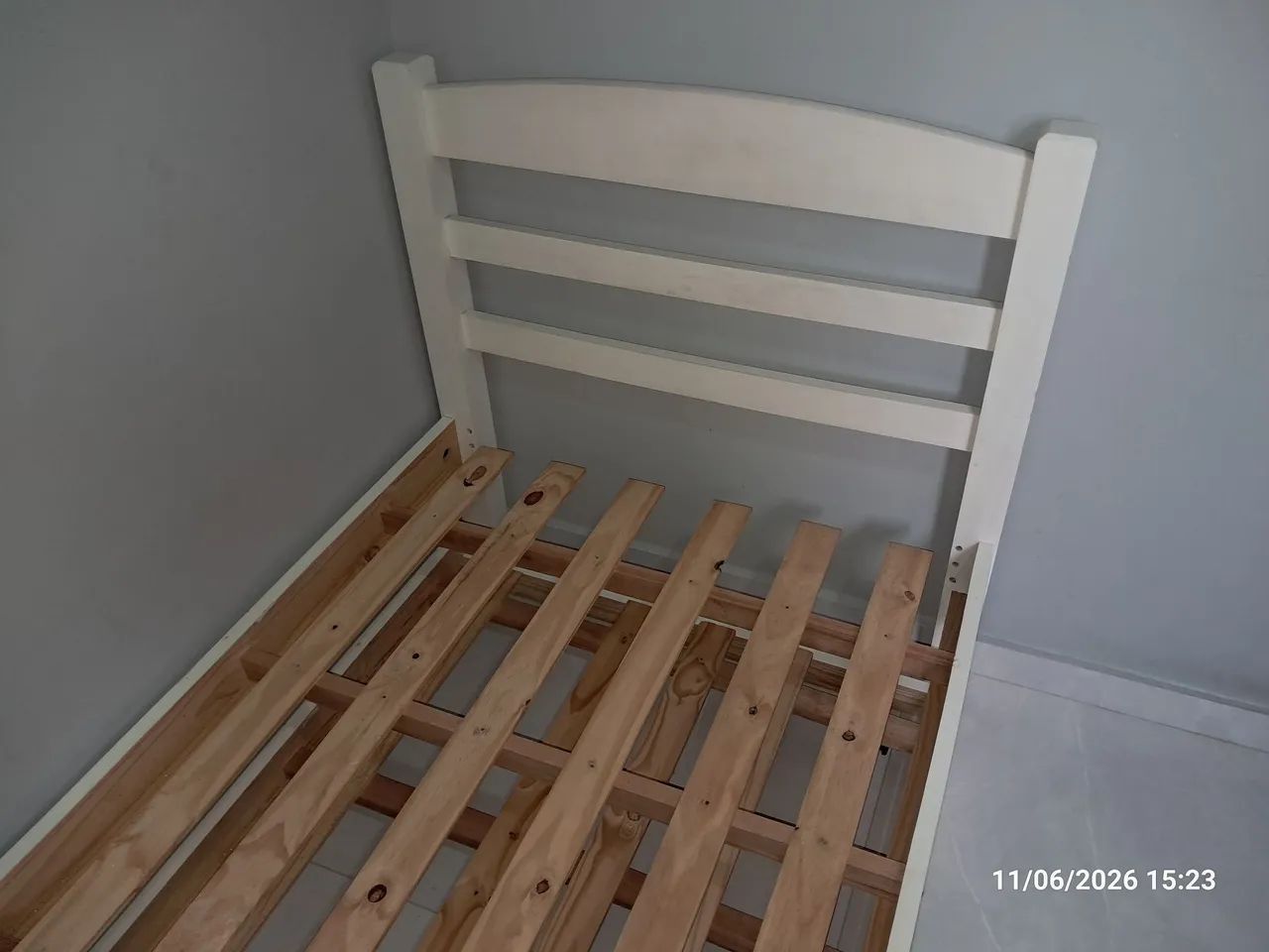 *Cama de solteiro com cama auxiliar em madeira. - Foto 2