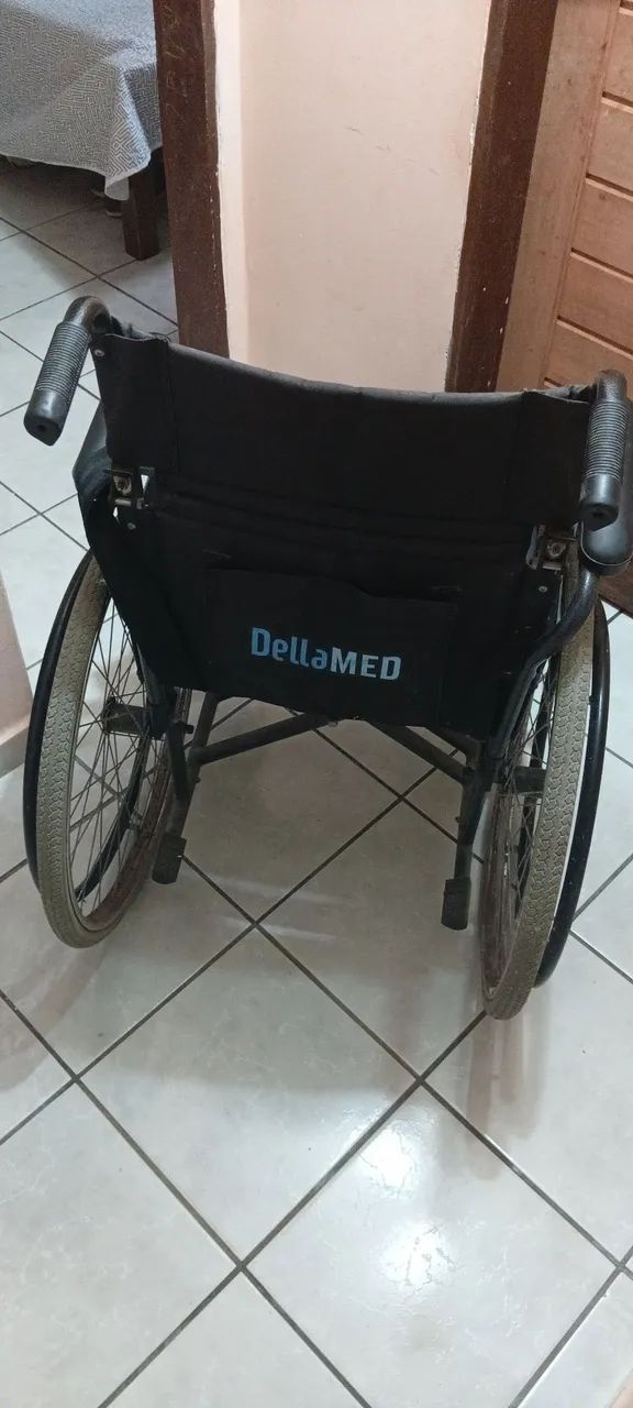 Cadeira de roda super marca da Dellamed