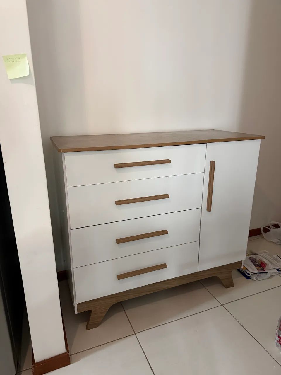 Cômoda com gavetas e porta 