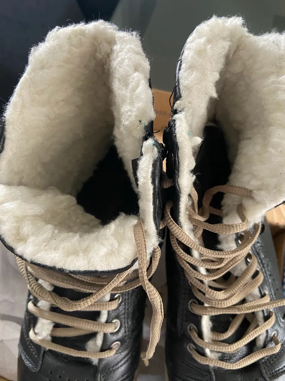 Par de botas em couro com acabamento interno em lã  - Foto 3