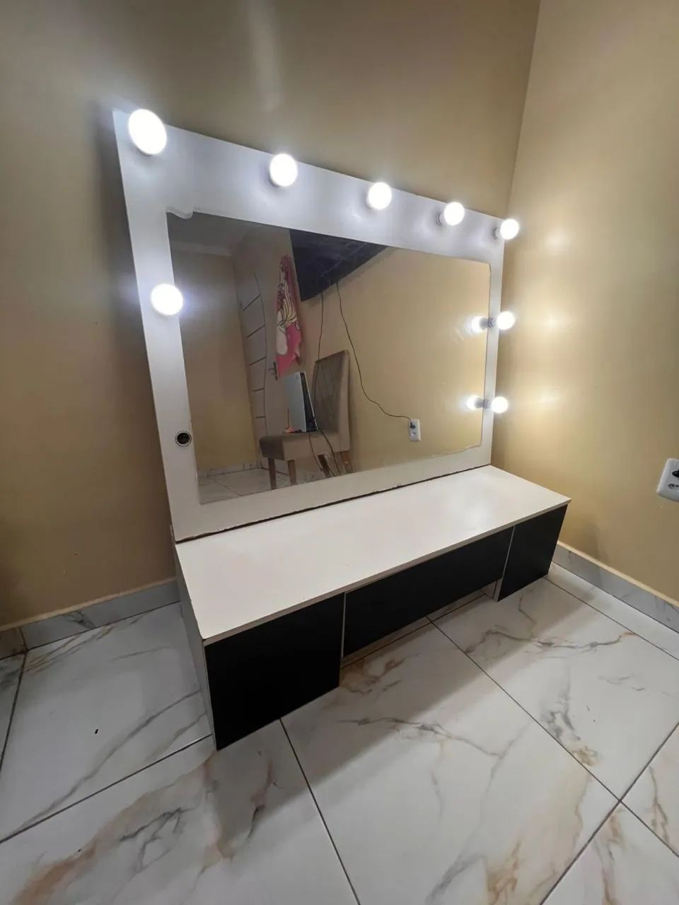 Vendo penteadeira com 8 lâmpadas 3 gavetas  - Foto 5