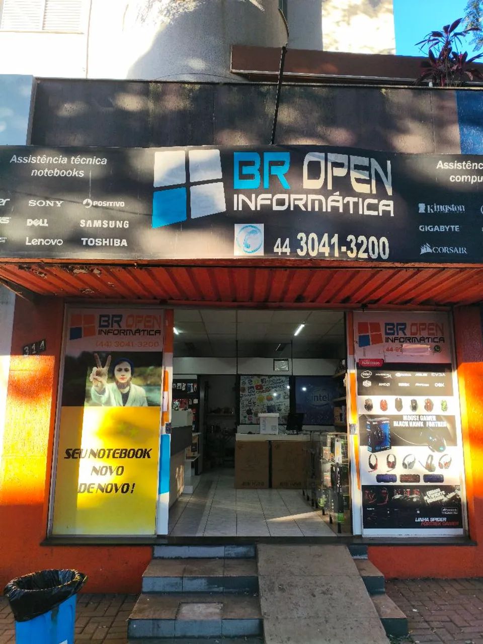 Vendo loja e assistência técnica de informática. 