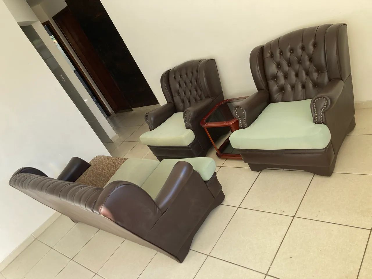 Conjunto Vintage de Sofá 3 lugares + 2 Poltronas - Foto 5
