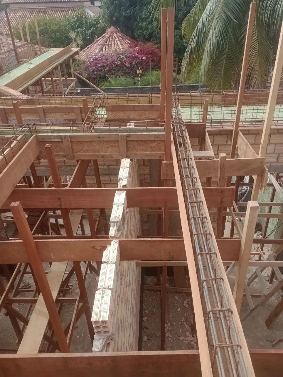 Contratado, pedreiro, servente, carpinteiro 