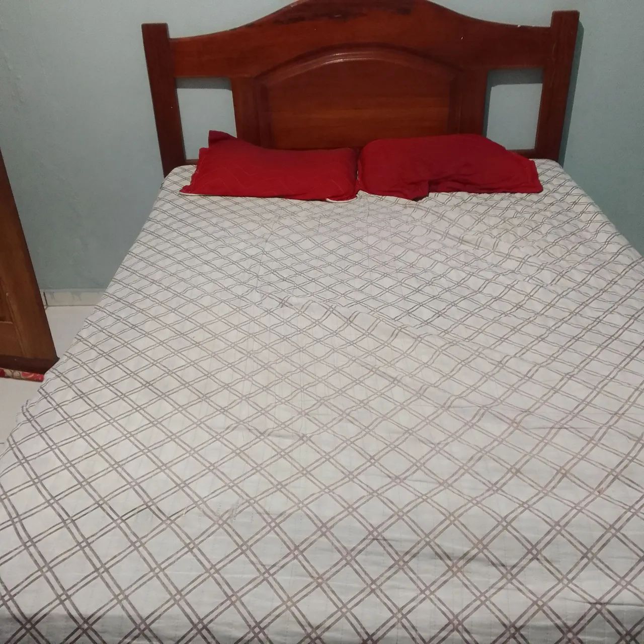 Vendo essa cama de casal de macacaúba com colchão 