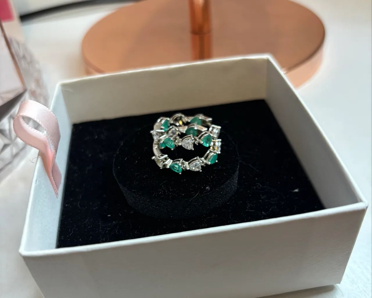 Argolas Prateadas Cravejadas com Pedras Verdes e zircônias Transparentes