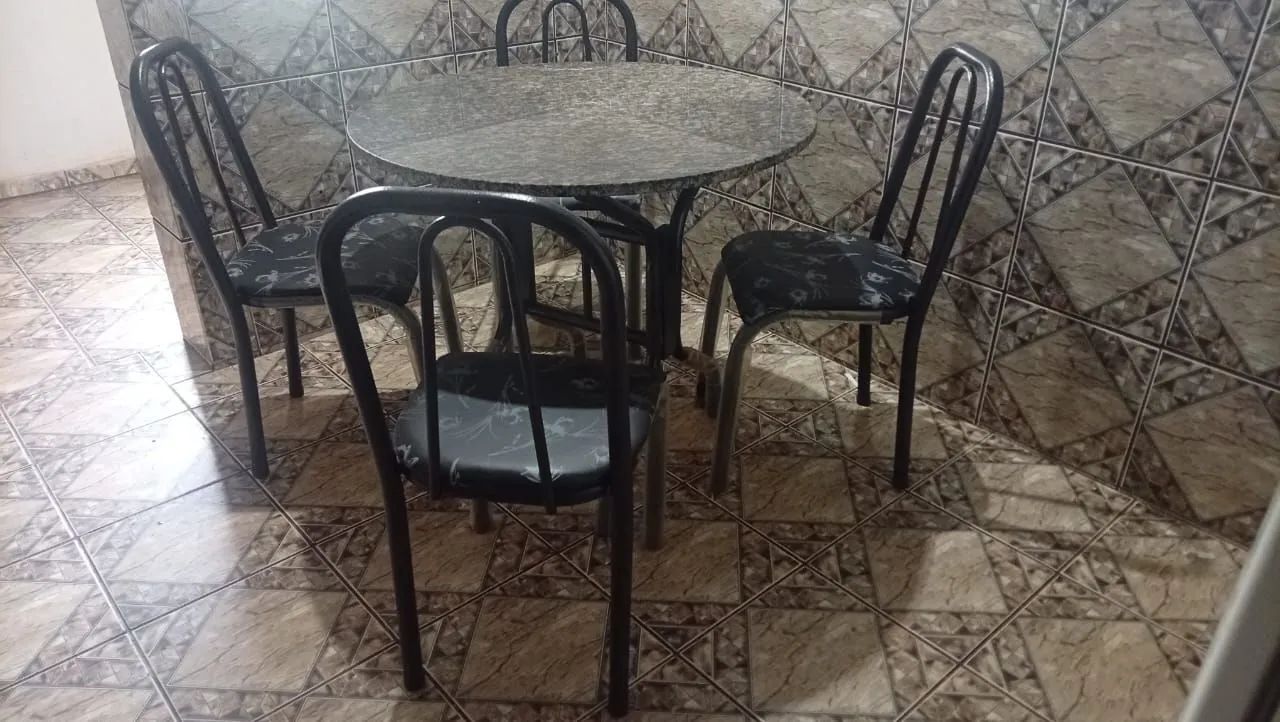 Mesa 4 cadeiras muito nova! - Foto 5