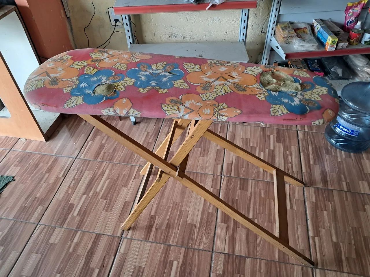 Tábua de passar roupa . 