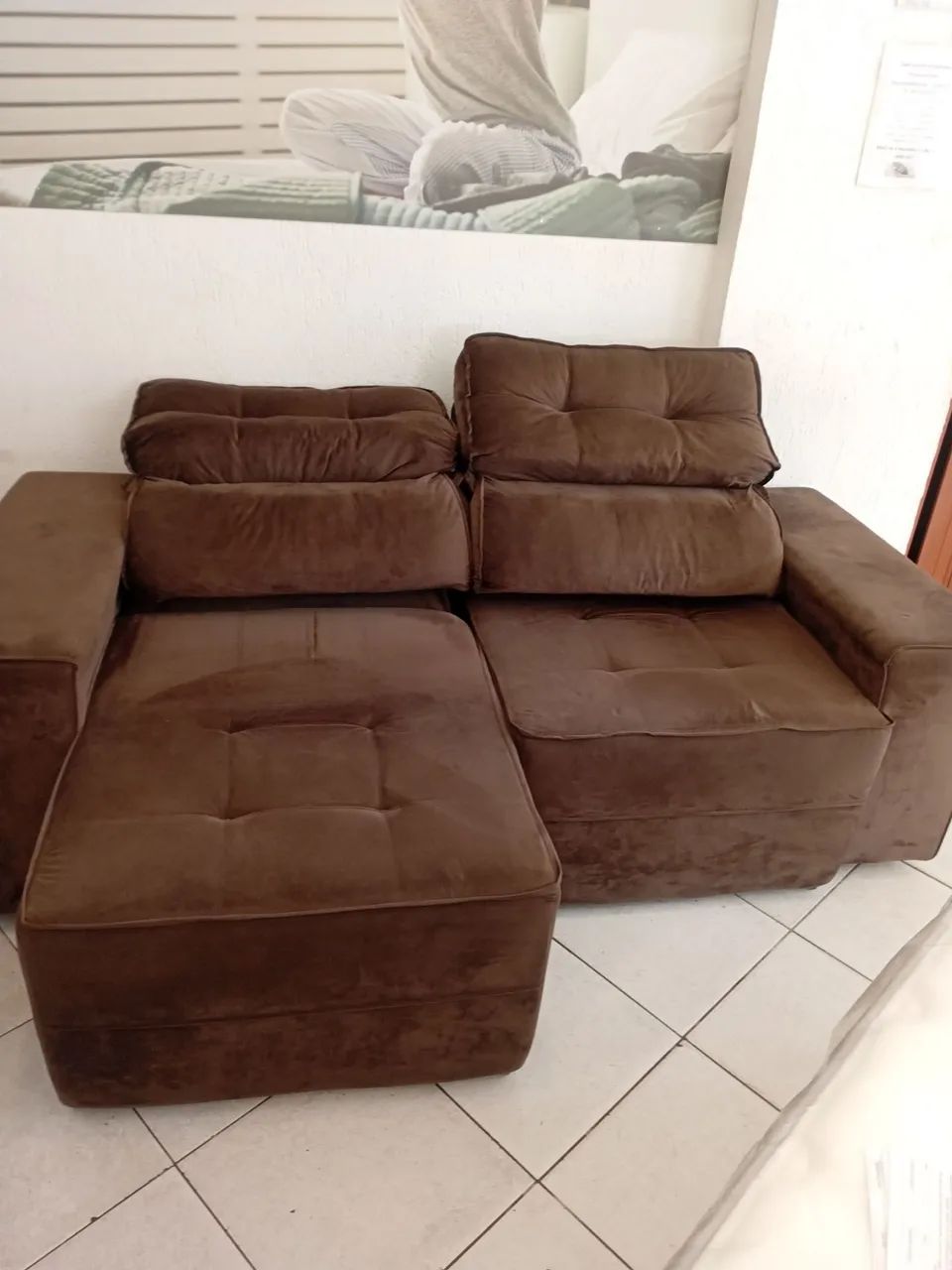 Sofá retrátil 2.0m com caixa suede marrom. - Foto 3