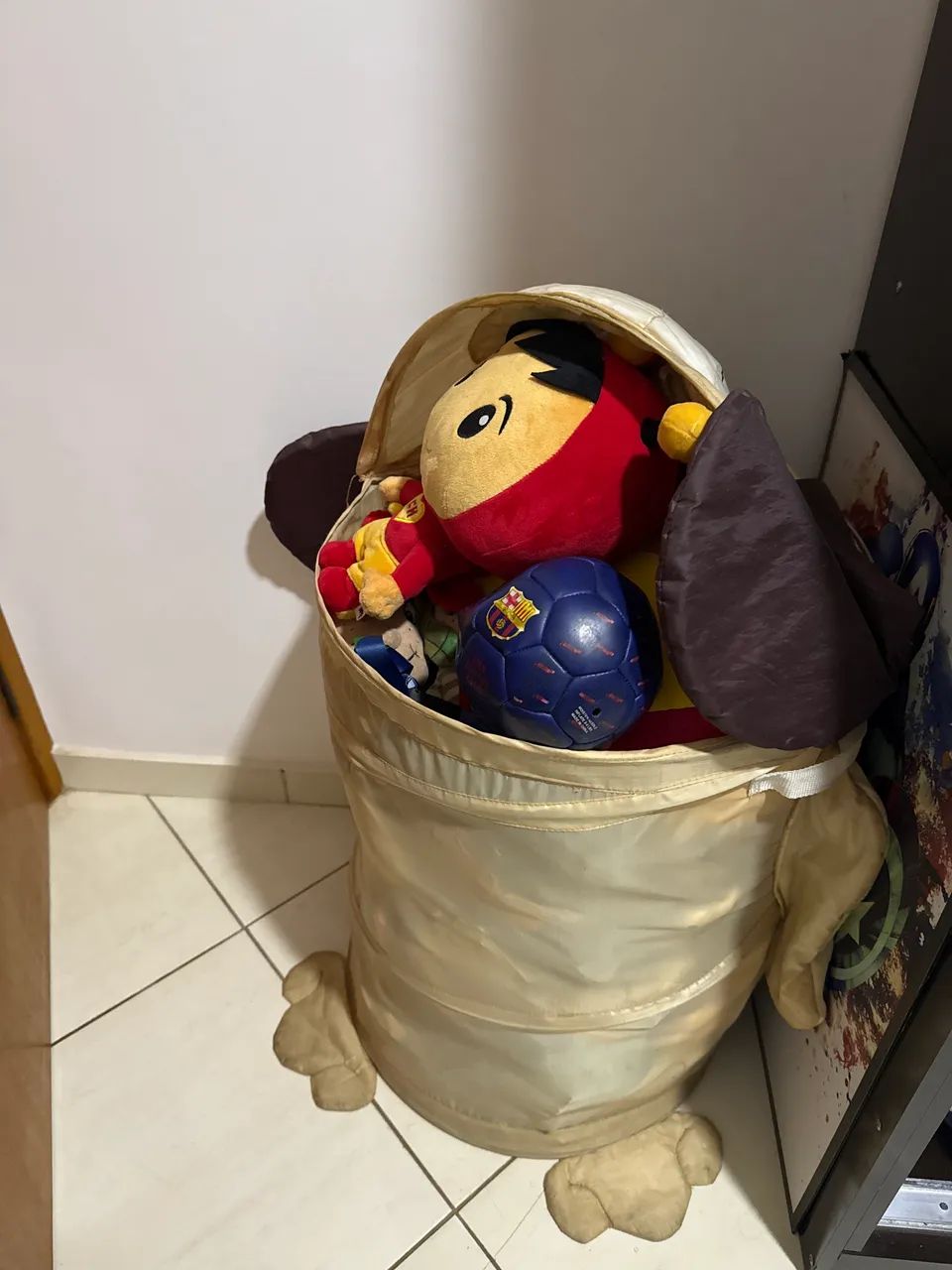Baú de brinquedos e pelúcias variadas 