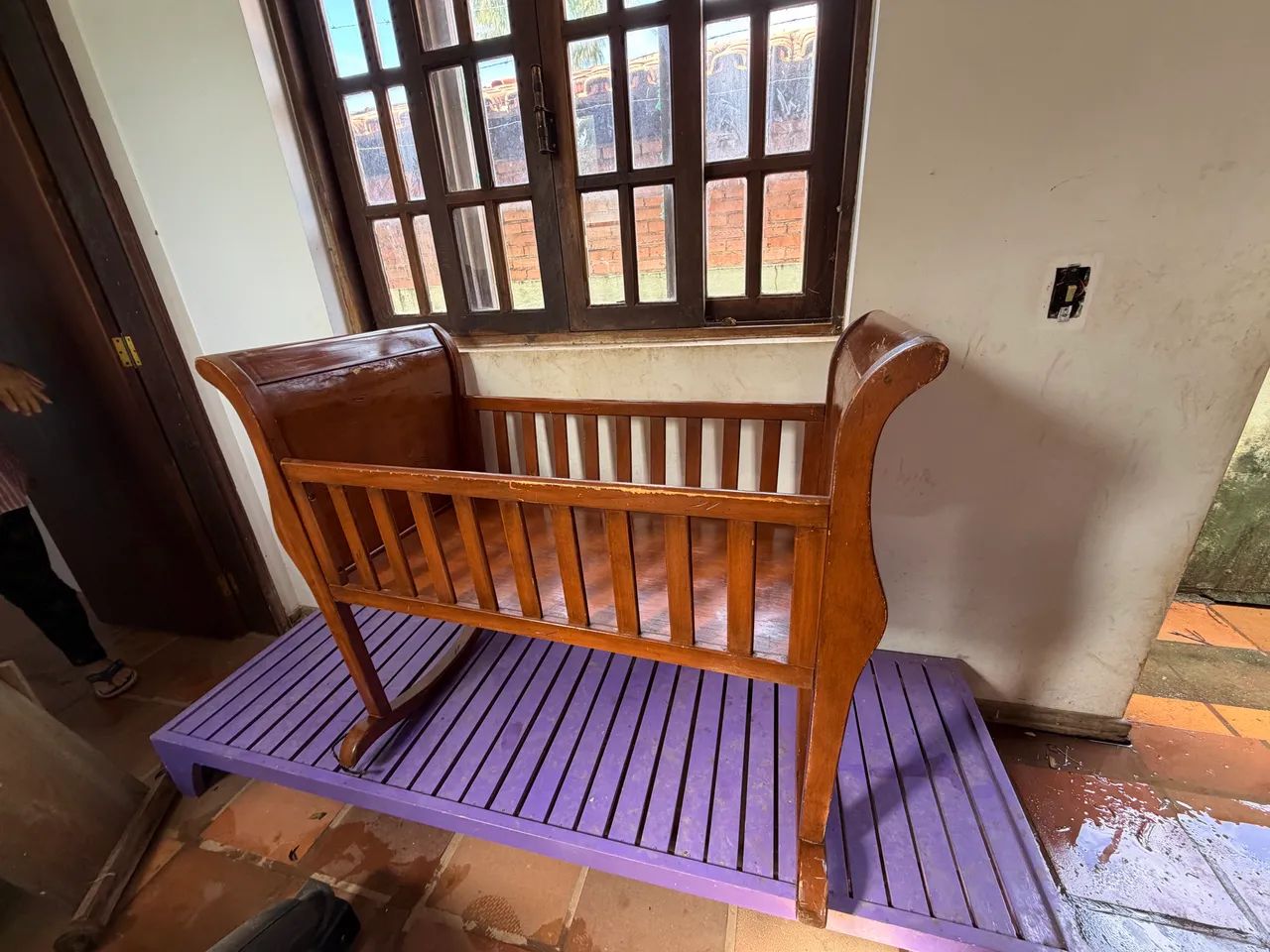 Berço de madeira de balanço importado  - Foto 4