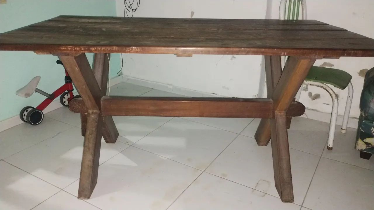 Mesa de madeira maciça 
