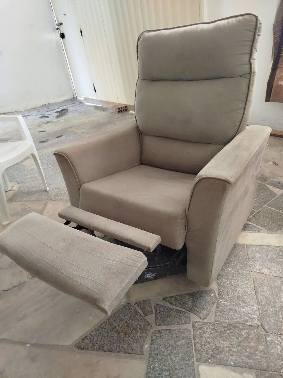 Poltrona reclinável acolchoada 