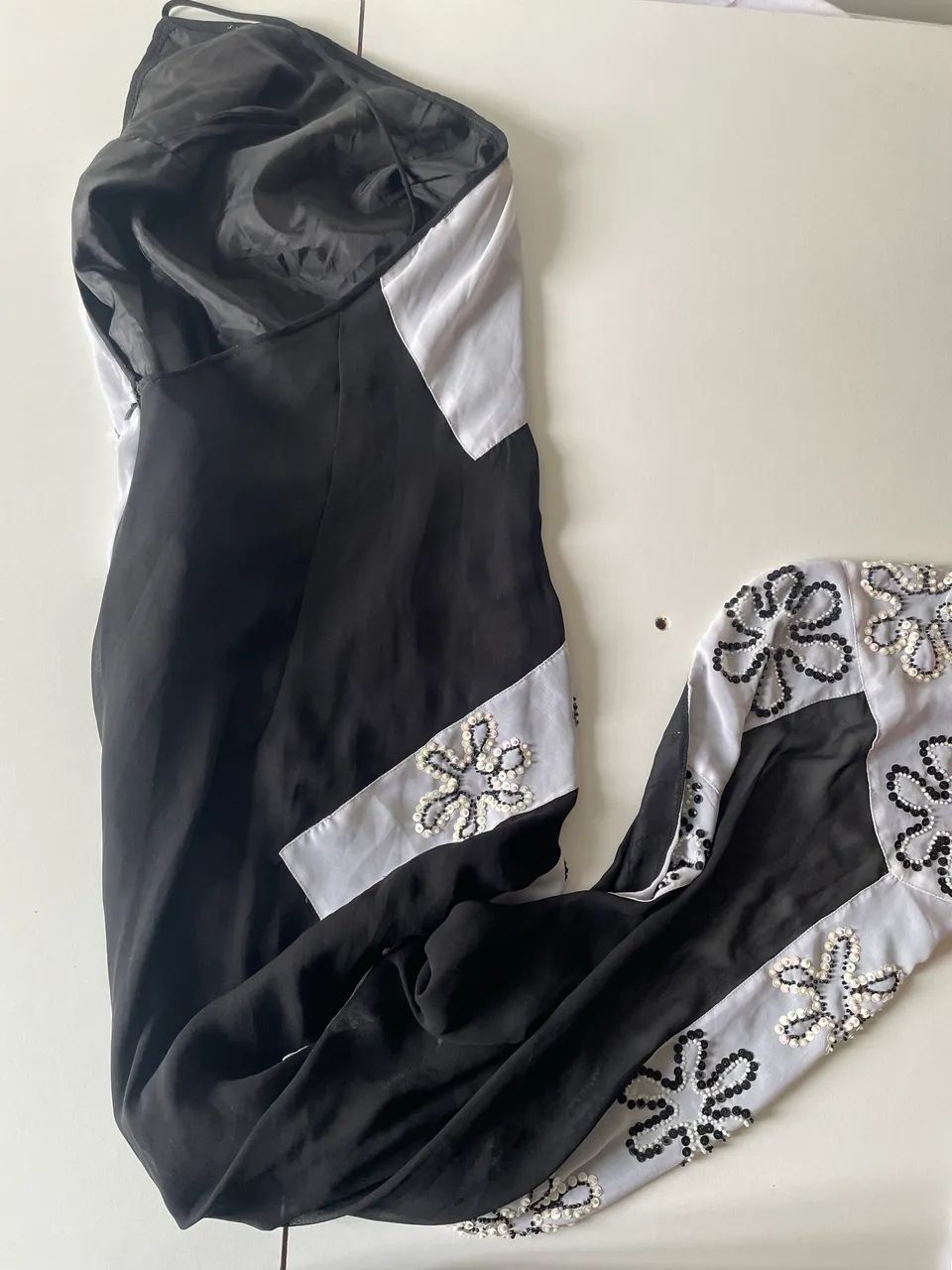 Vestido preto e branco bordado - Foto 2
