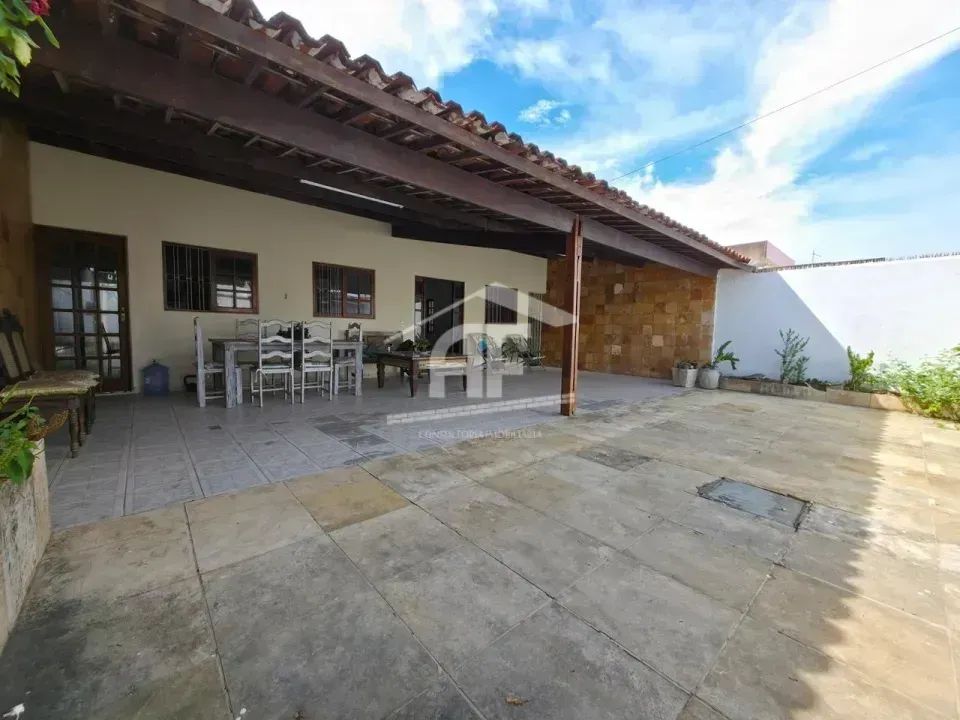 Ótima casa de 04 quartos (01 suíte) em terreno de 250m² no Petrópolis