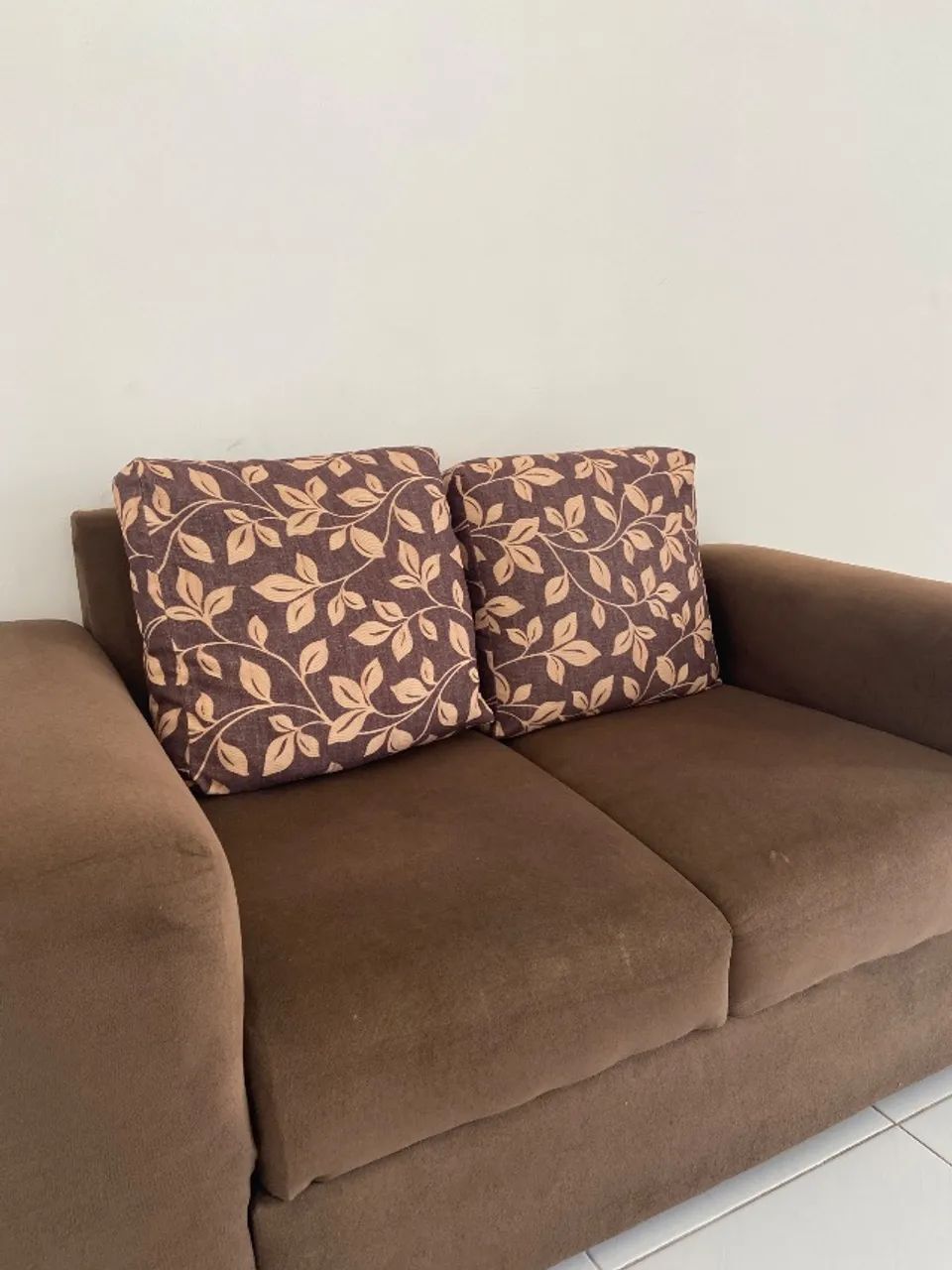     Sofá de 3 Lugares Marrom com Almofadas - Foto 3
