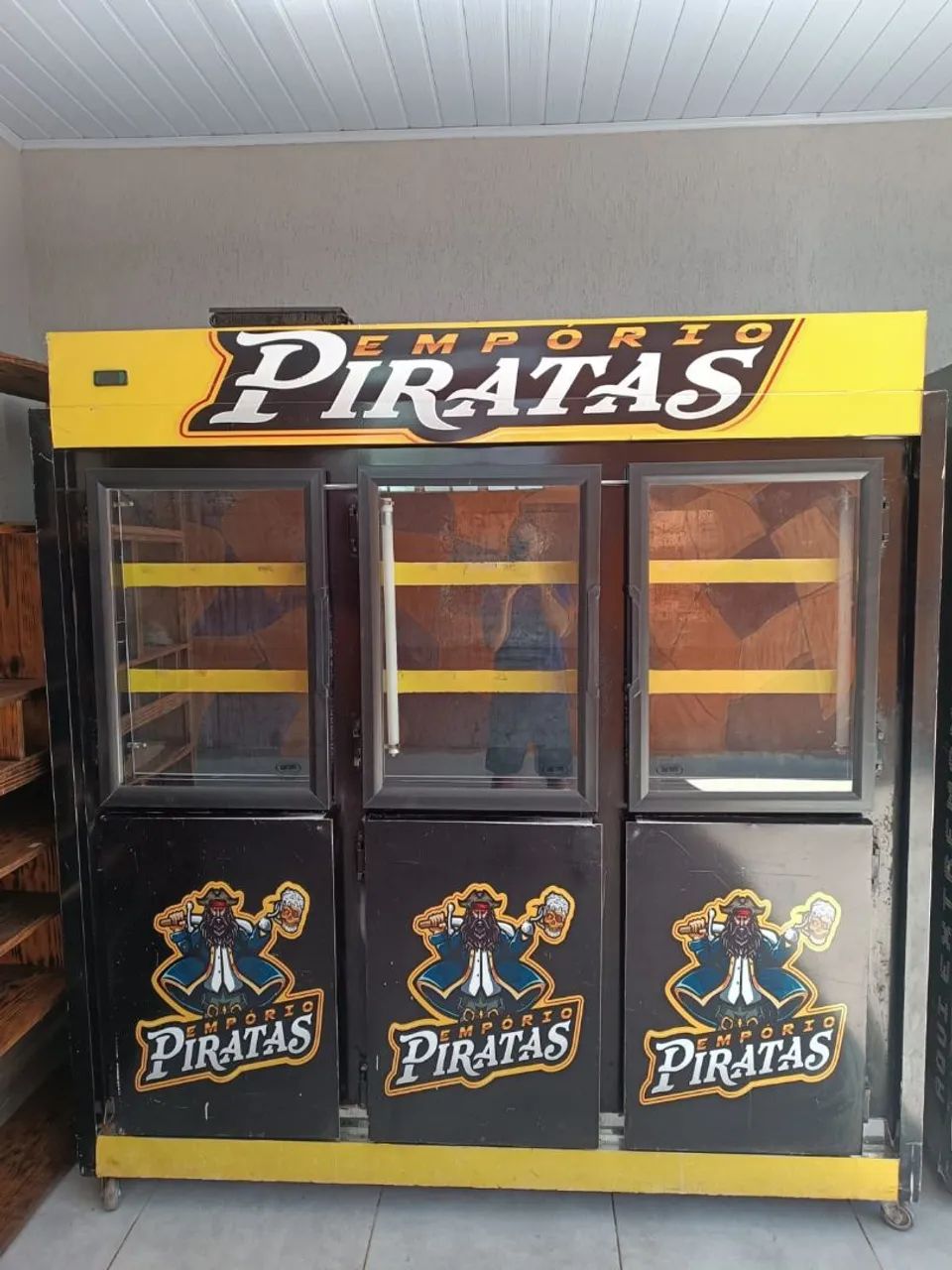 Freezer e prateleiras pra montar distribuidora . *