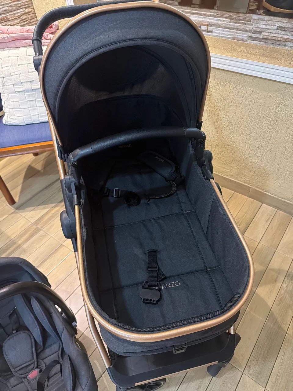 carrinho moisés com bebê conforto Marca INFANTI - Foto 2