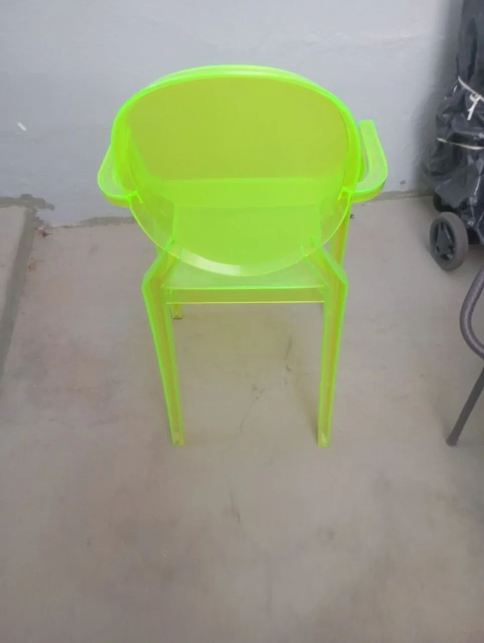 Cadeira acrílica verde transparente belíssima 