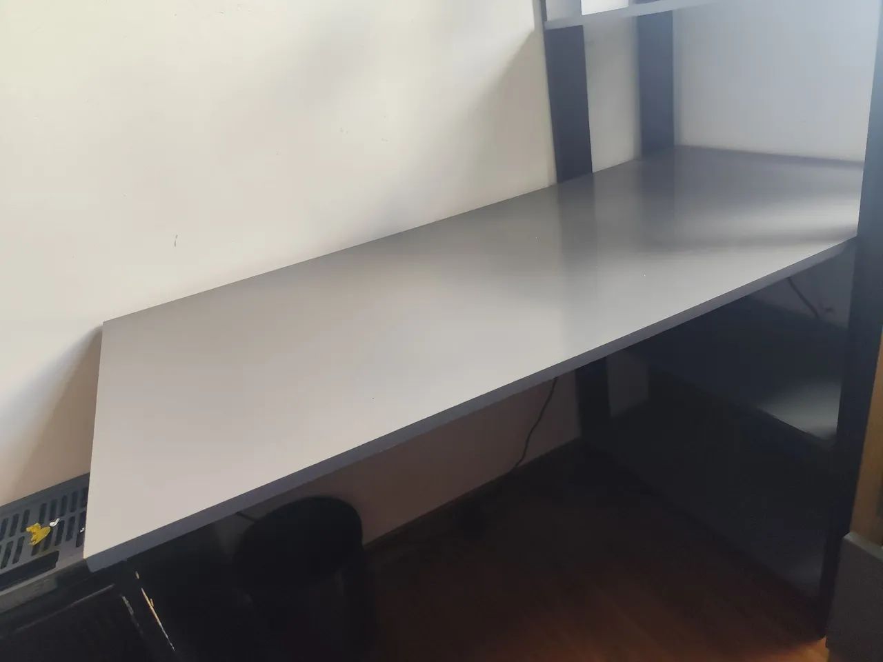 Mesa com estante na lateral  - Foto 2