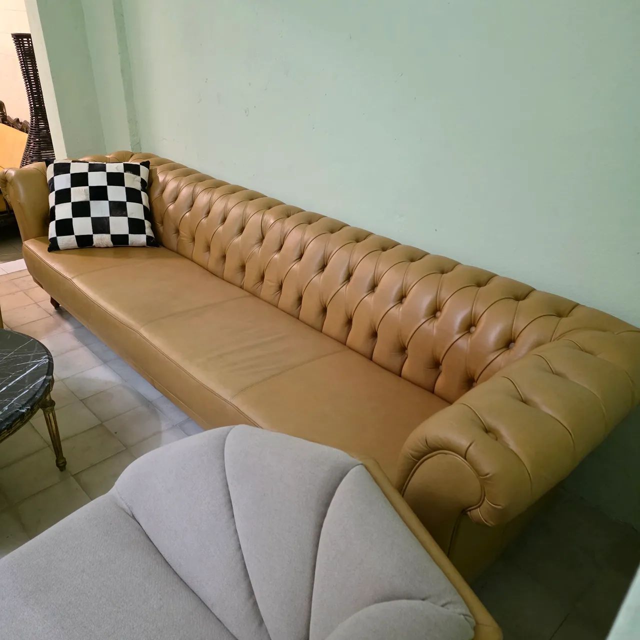 Moveis, conjunto luxo sofa capitone, poltronas e mesa de centro  - Foto 5