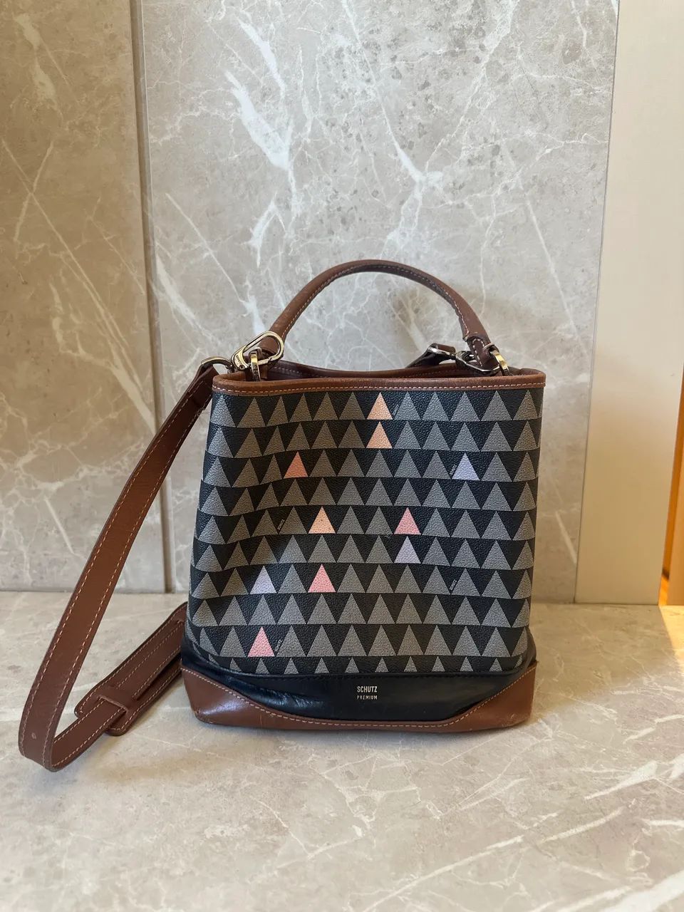 Bolsa Schutz Mini Tote Emma Neo Triagle Marrom 