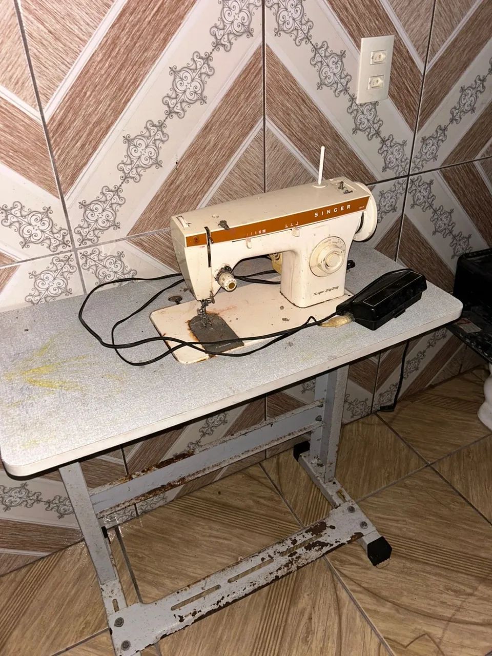 Máquina de costura com mesa  - Foto 3