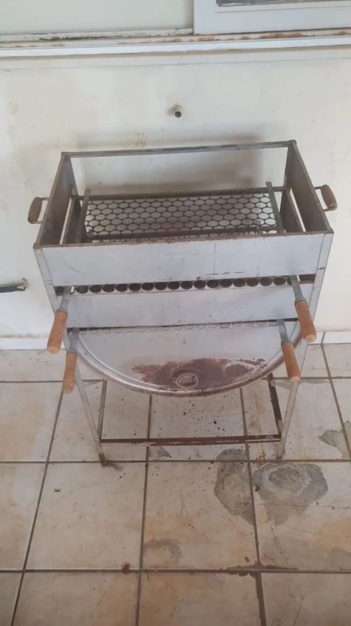 Vendo R$120,00 negociável, churrasqueira com 2 grelhas, muito pouco usada. 