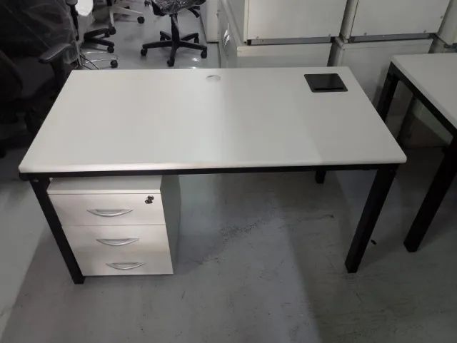 Mesa Com Gaveteiro Com Pé Preto - Para Ambiente De Escritório  - Foto 5