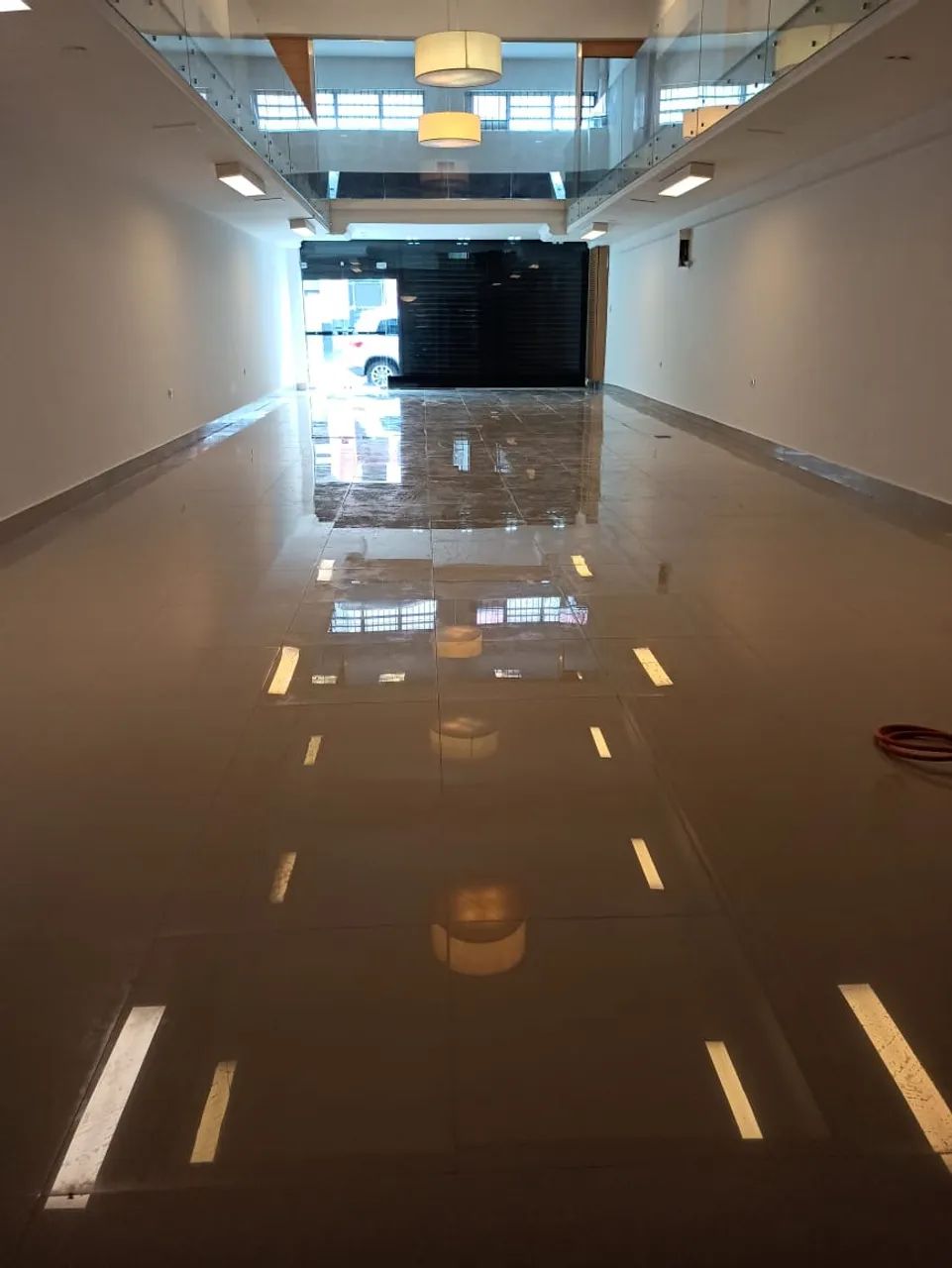 Locação de prédio comercial com salas espaçosas - Foto 2
