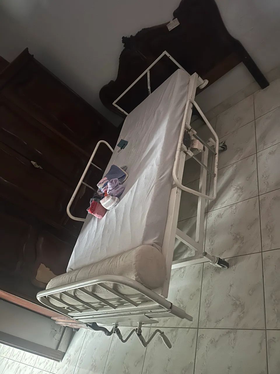 Cama hospitalar regulável 