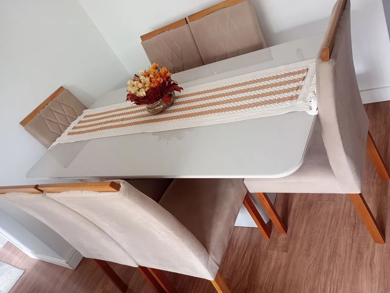 Mesa com 6 cadeiras 