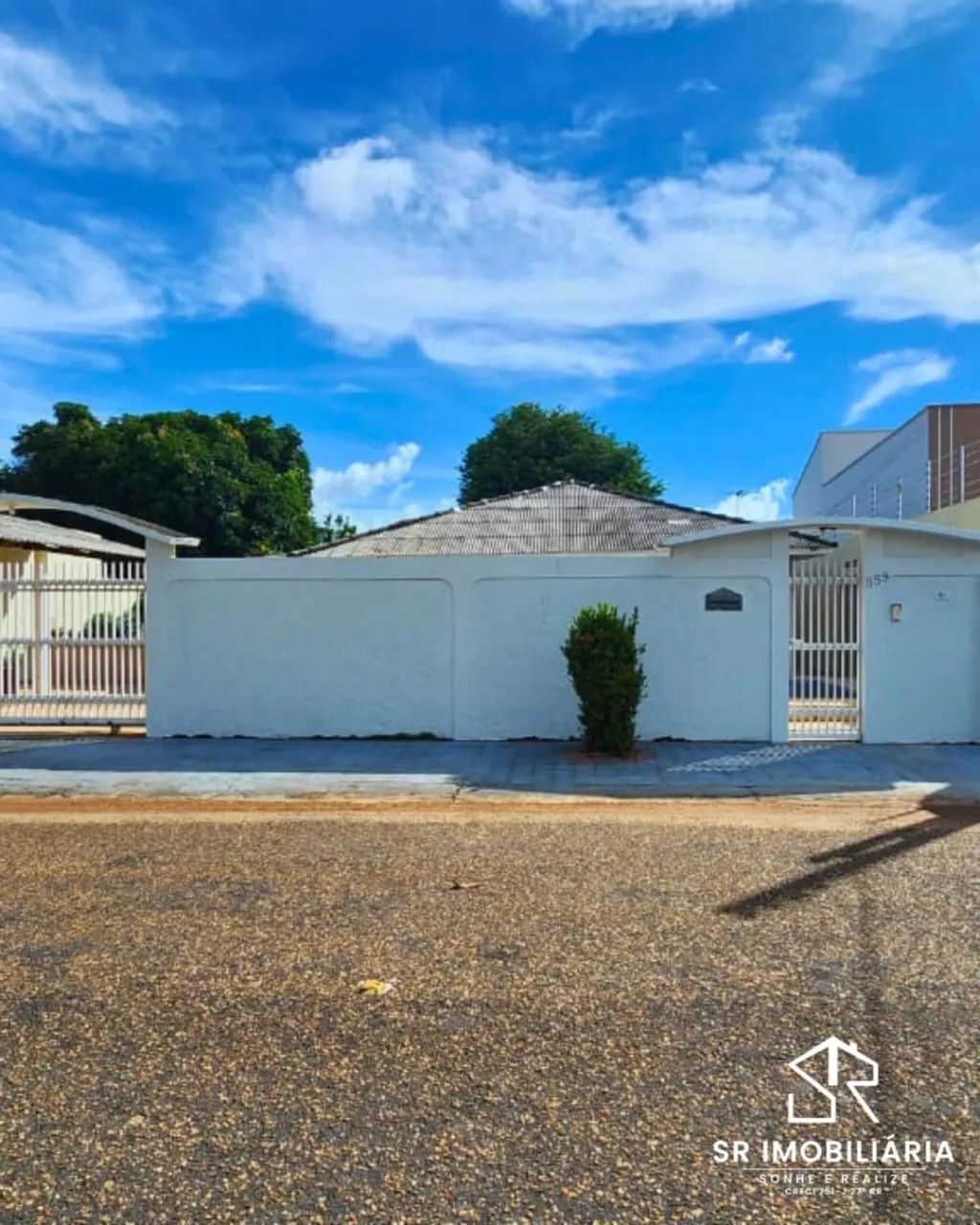 Vende-se casa no São Francisco com 04 quartos e piscina e terreno de 1.068m°