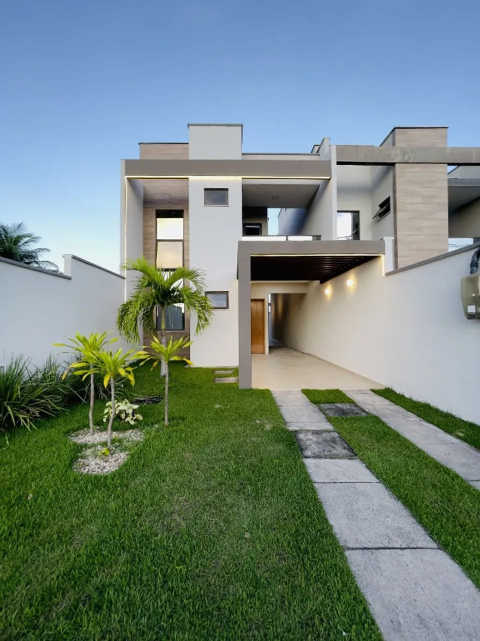 Casa duplex em condomínio com três  Suítes - Aquiraz  - 128m²
