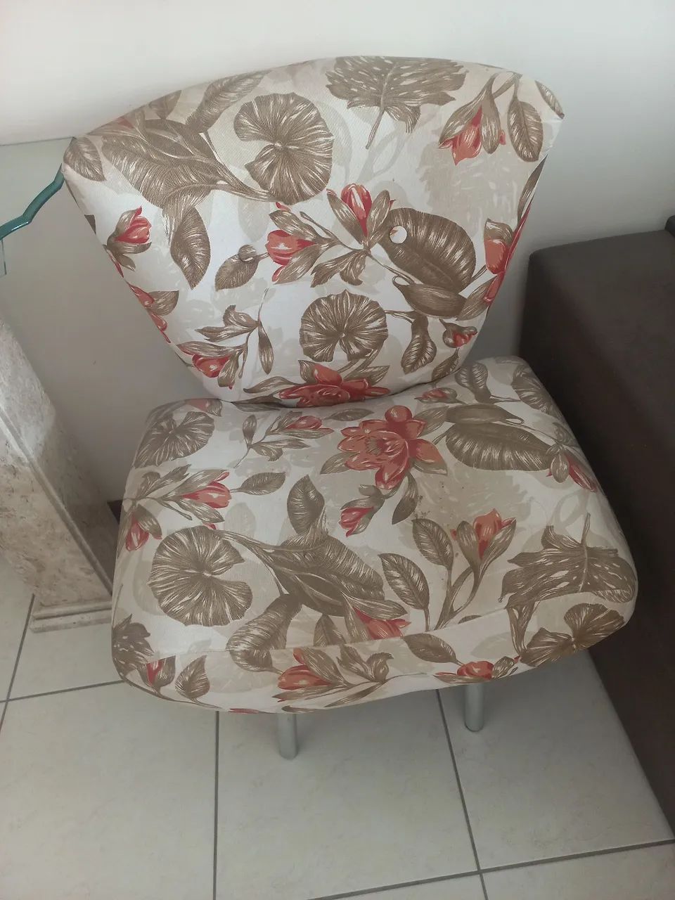 Poltrona estofada estampada para sala de estar e/ou varanda sem detalhes de avarias
