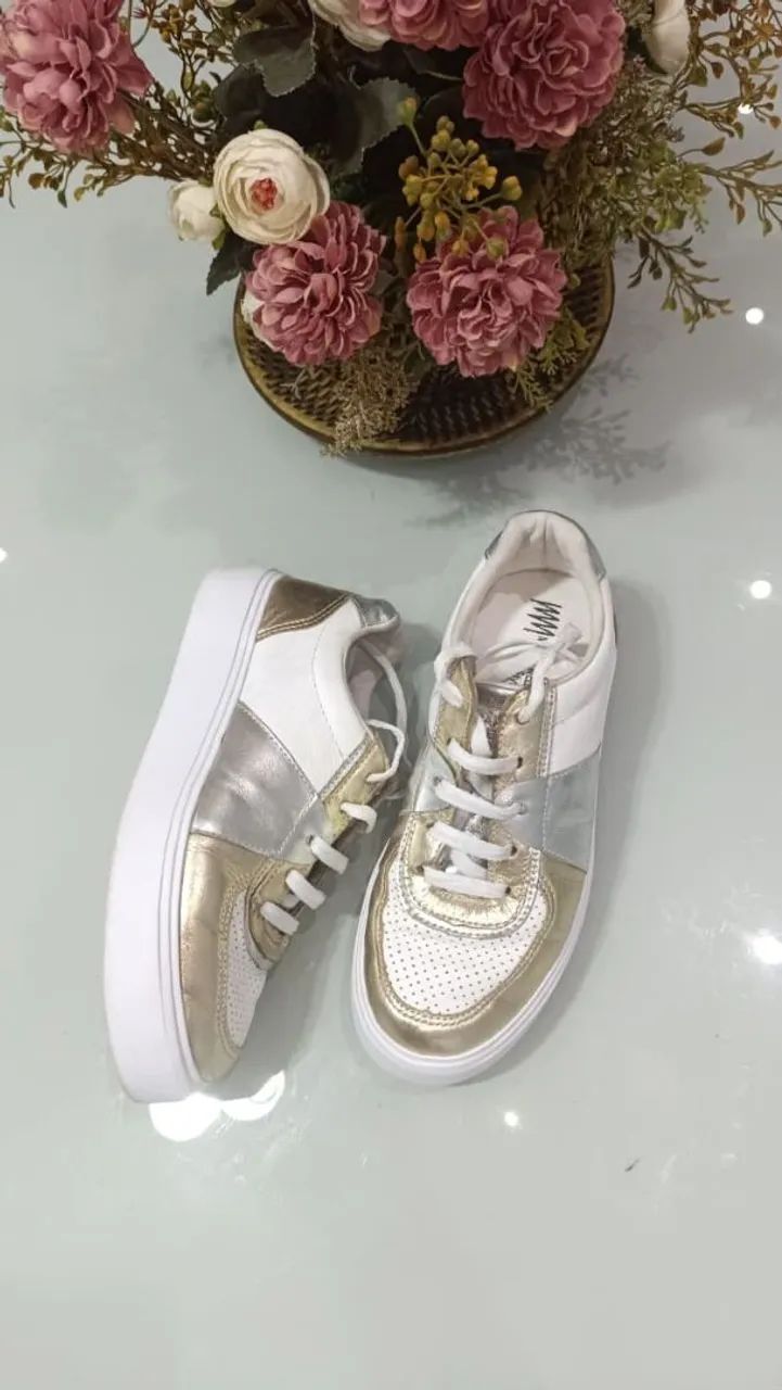 Tênis feminino em couro 