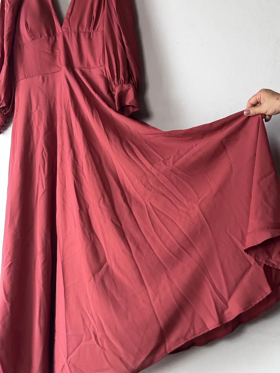     Vestido Longo Salmão Elegante com Decote V e Mangas Longas - Foto 2