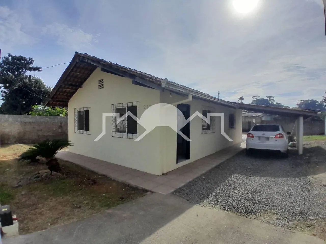 Casa com 3 Quartos e Amplo Terreno