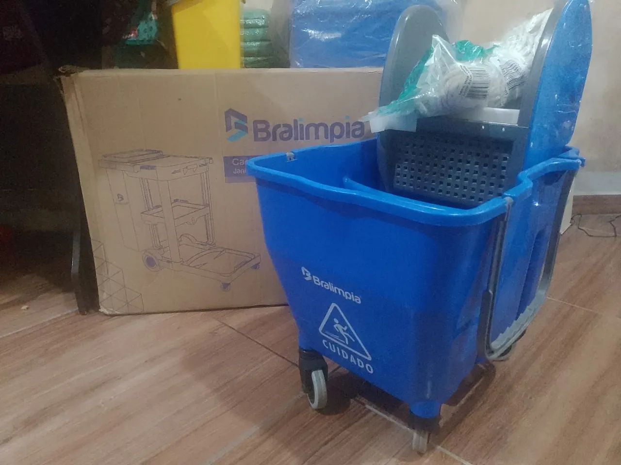Carrinho funcional de limpeza 