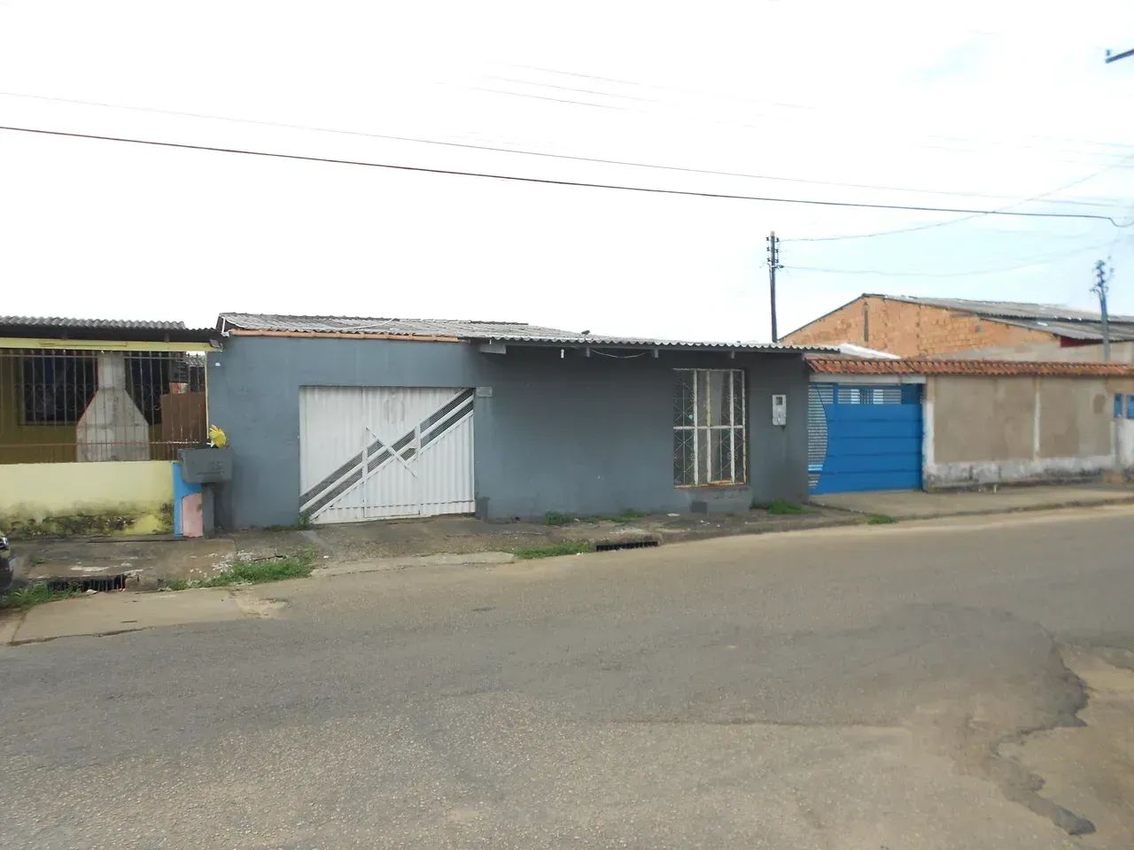 CASA NO COHAB COM 04 QUARTOS E PONTO COMERCIAL. - Foto 2