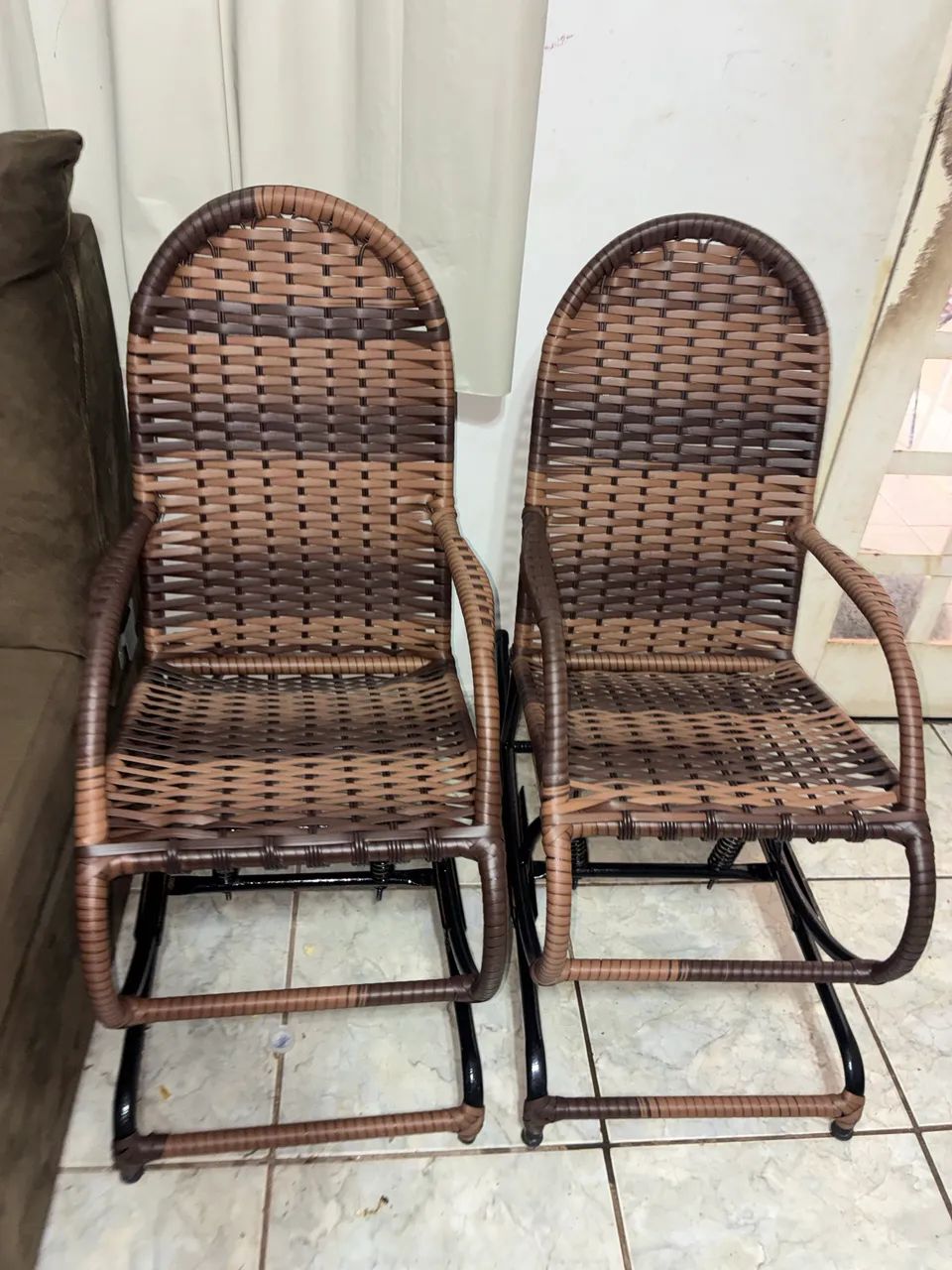 Vendo 2 cadeiras de balanço infantis em fibra sintética 