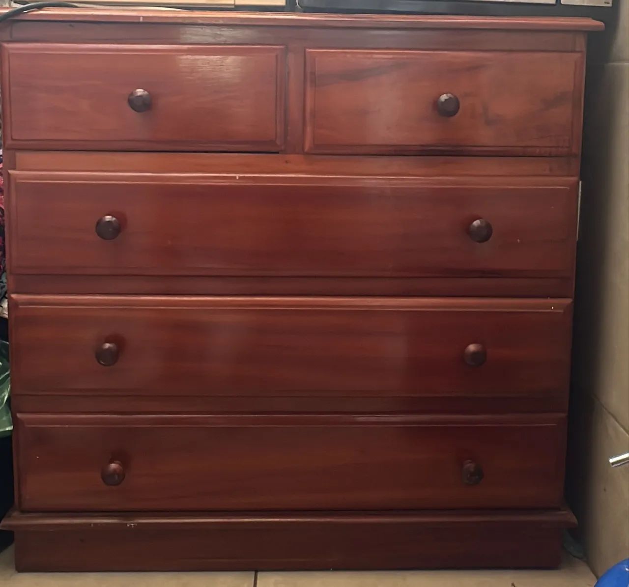 Vendo cômoda em madeira