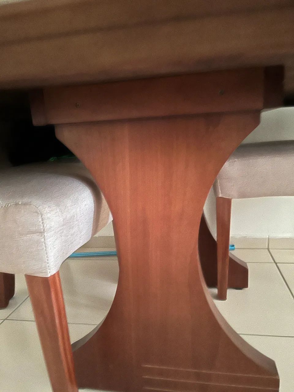 MESA DE MADEIRA,TAMPO DE VIDRO + 4 CADEIRAS  - Foto 2