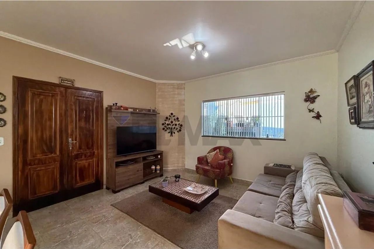 CASA DE 3 DORMITÓRIOS COM SUÍTE E PISCINA