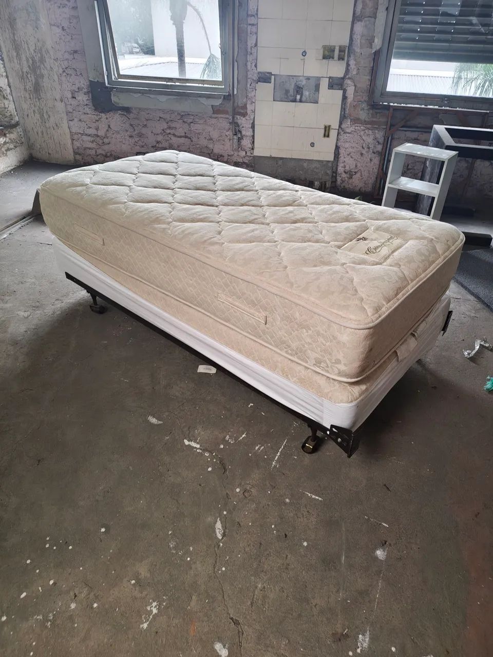 Cama solteiro base de ferro