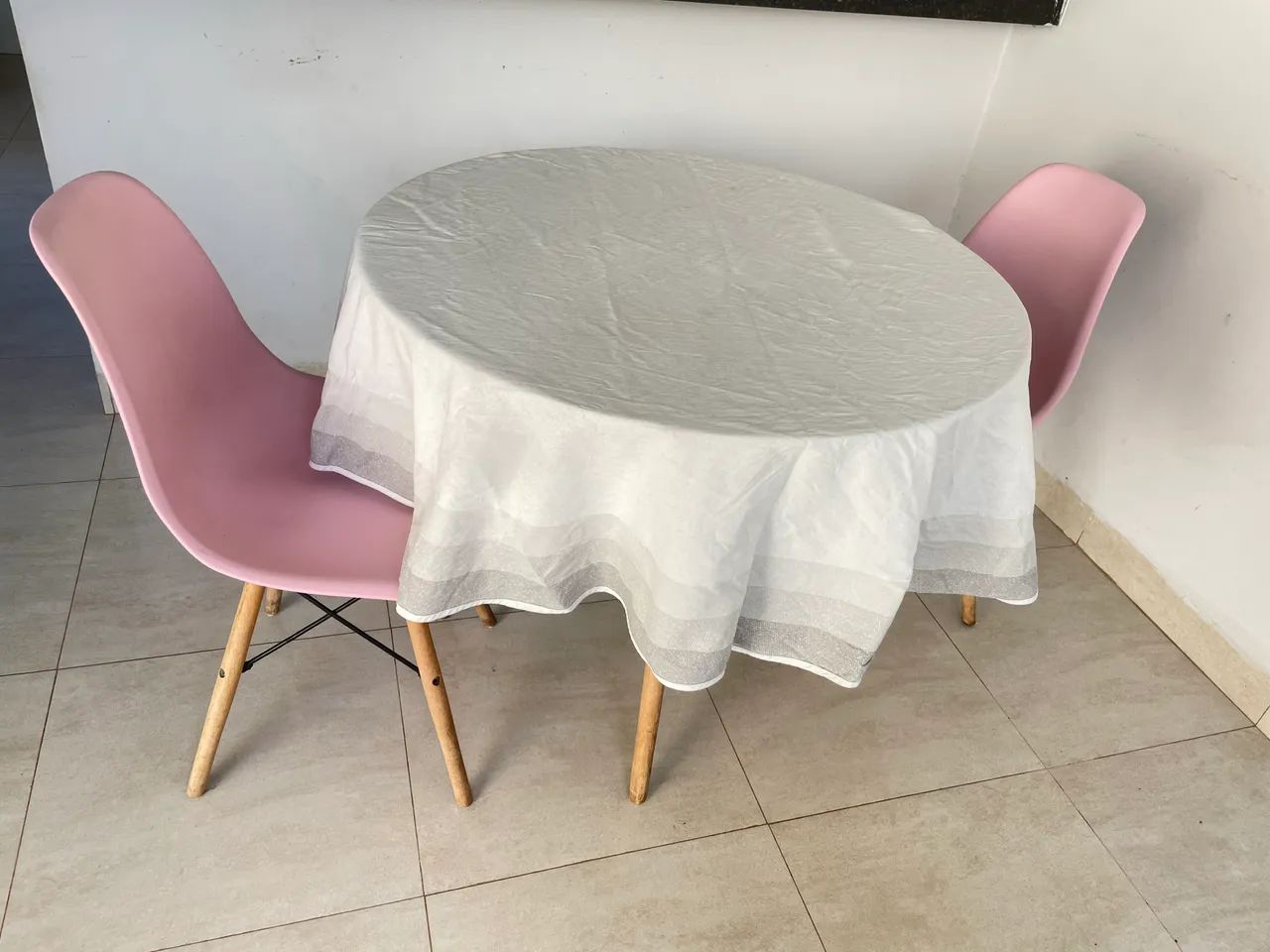 Mesa com duas cadeiras  - Foto 2