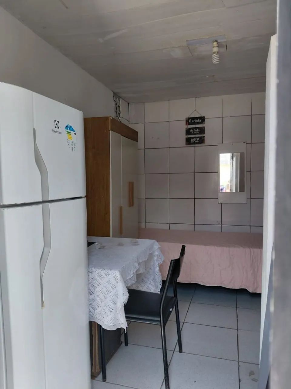 Alugo suíte com mobília completa para 1 pessoa .